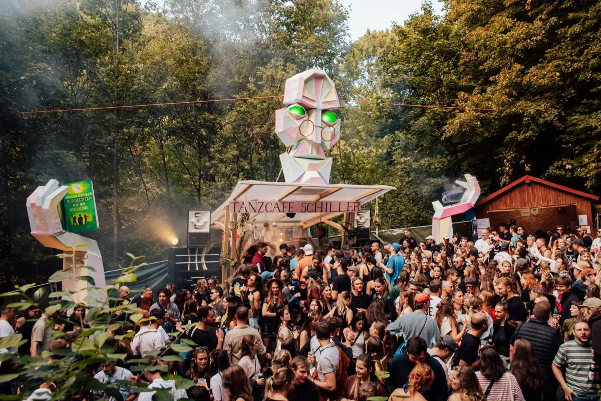 Tanzcafé Schiller mit Crowd