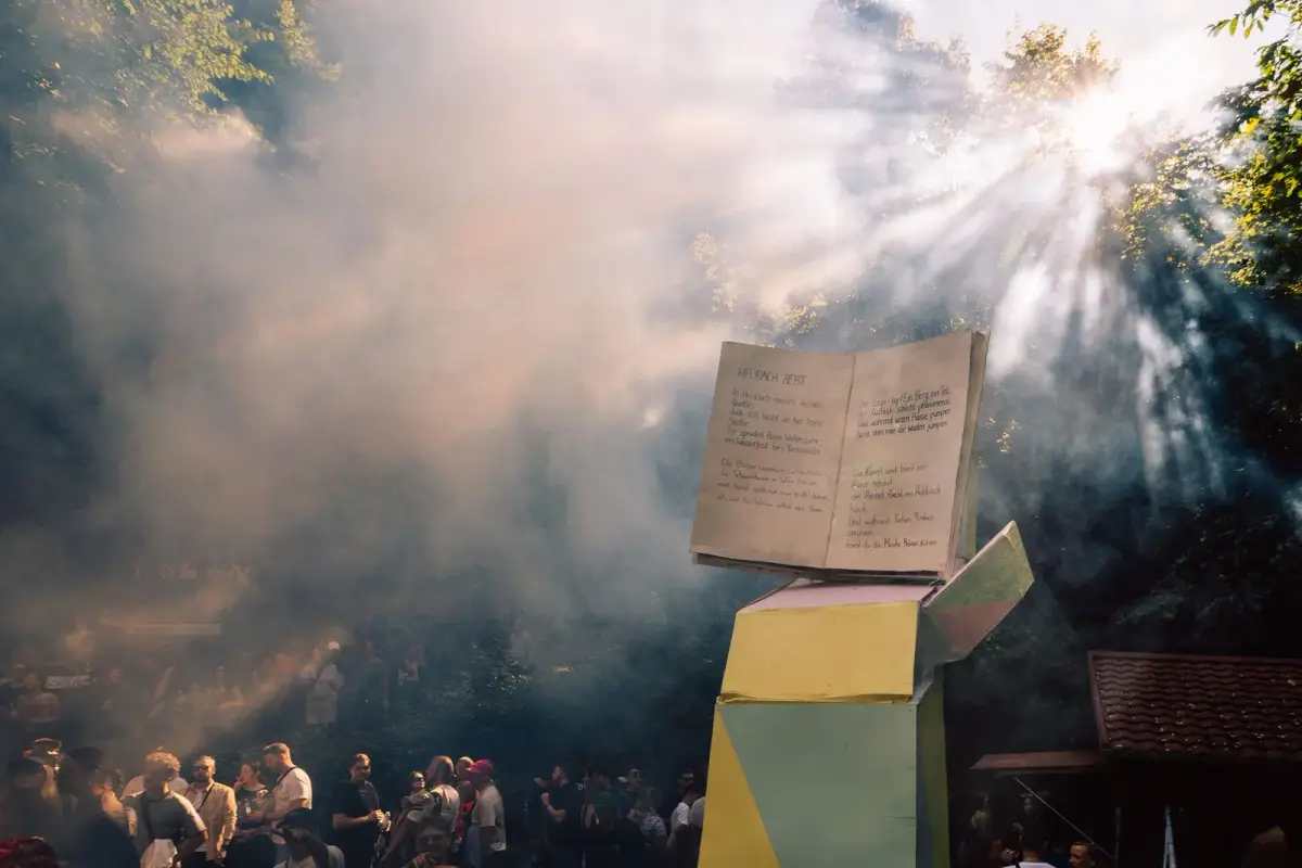 Buchskulptur im Nebel
