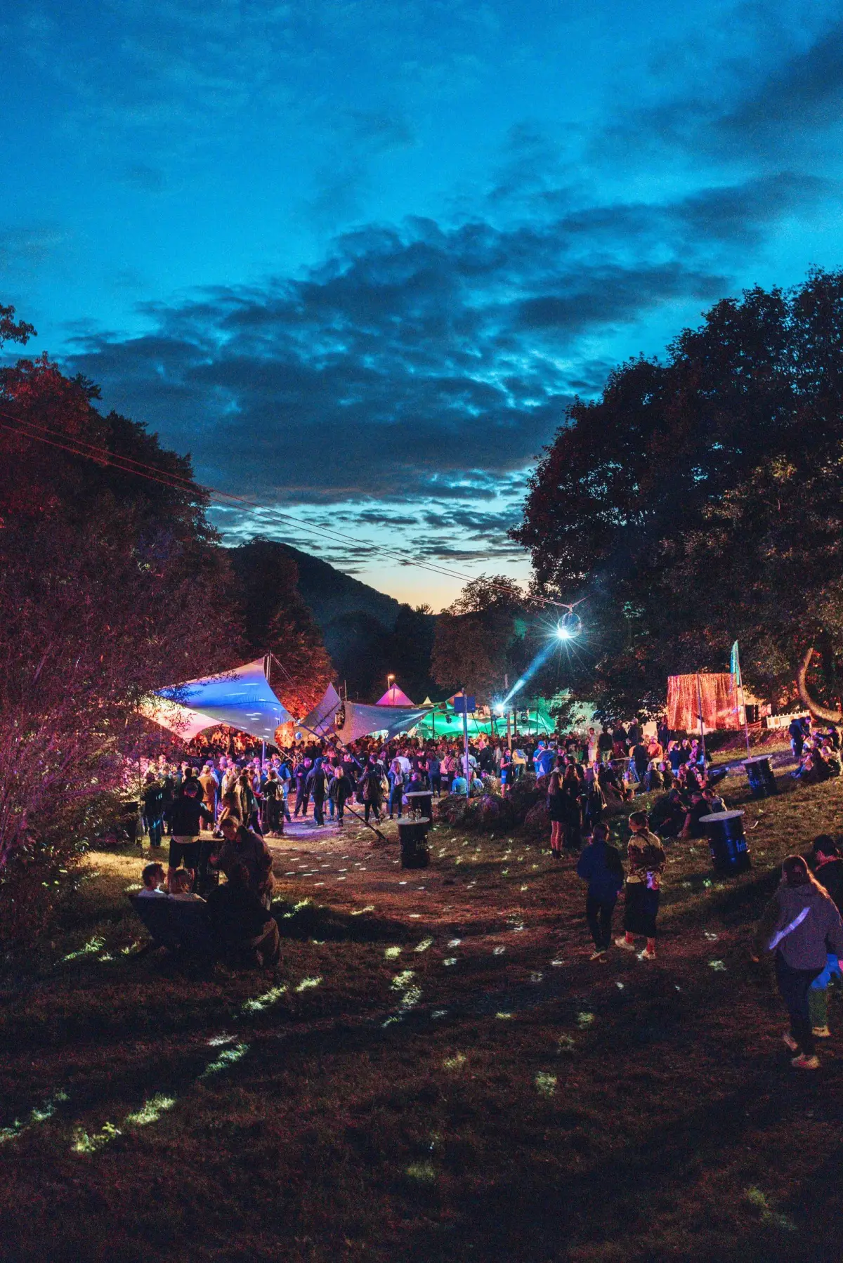 Festivalgelände zur blauen Stunde