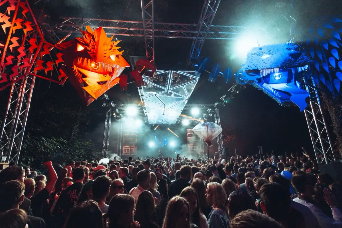Stage El Dragón bei Nacht