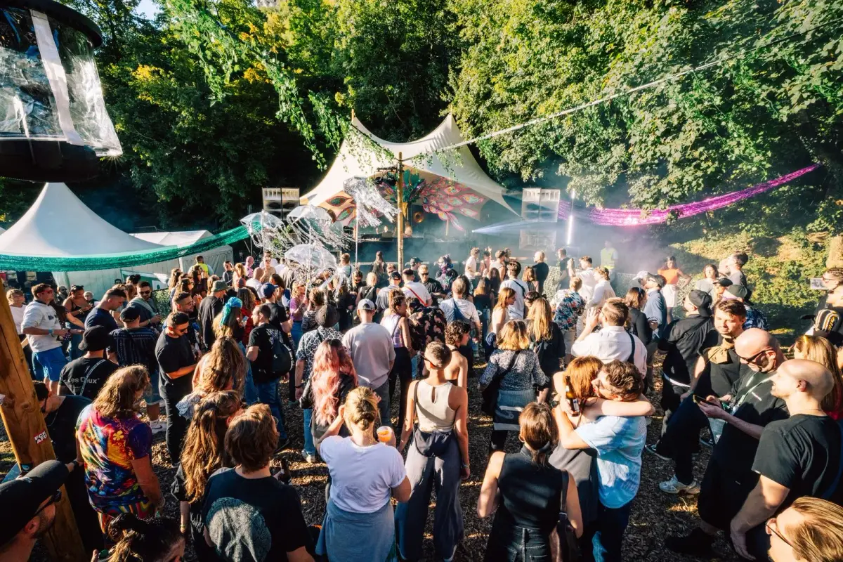 Crowd im Sonnenlicht