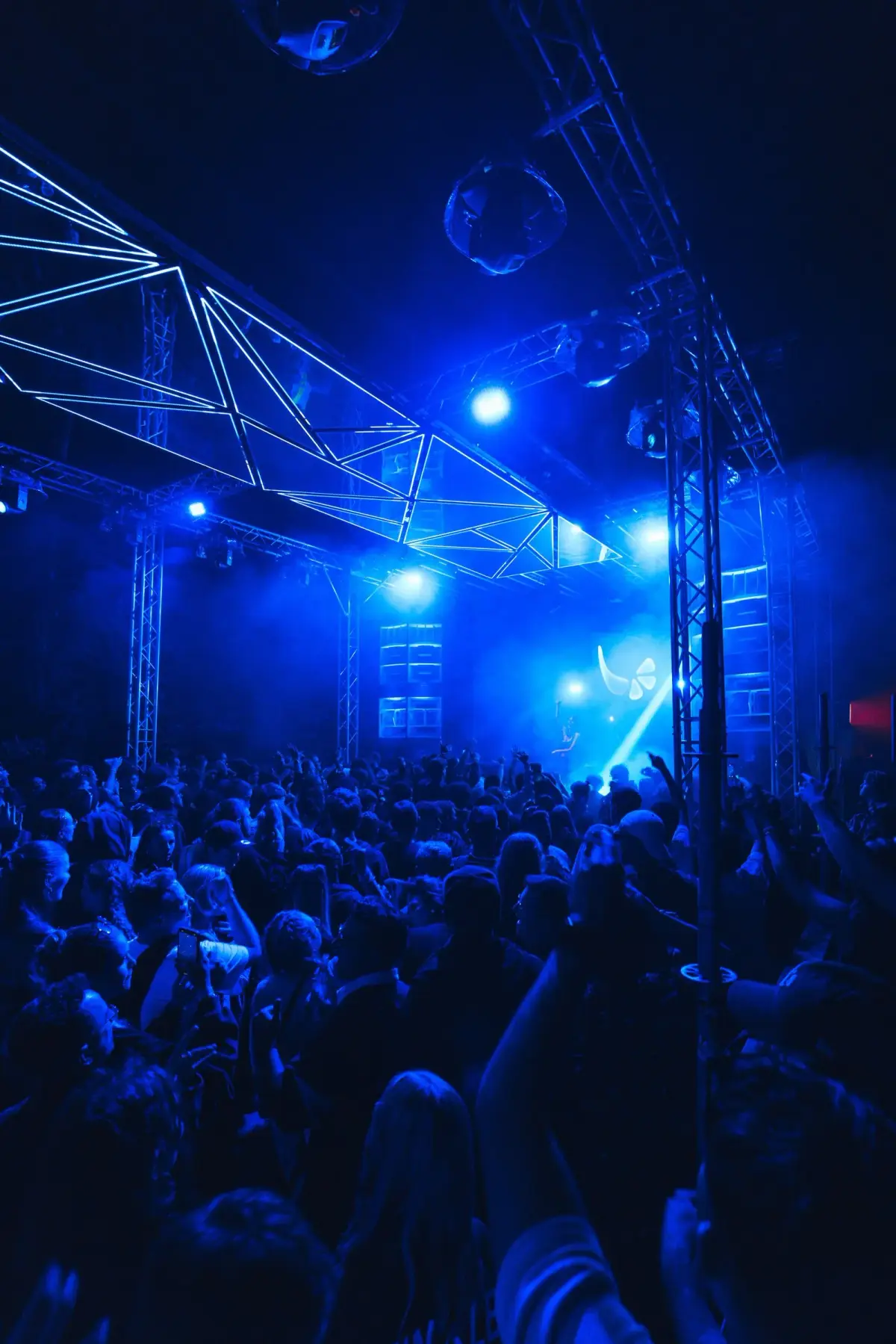 Crowd im blauen Licht