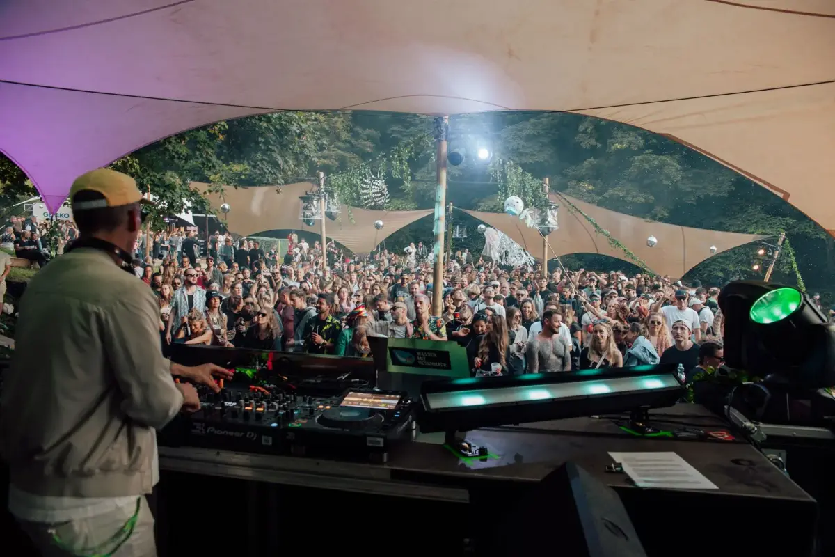 DJ und Crowd bei Tag