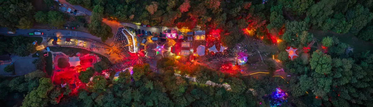 Das Festivalgelände bei Nacht aus der Luft