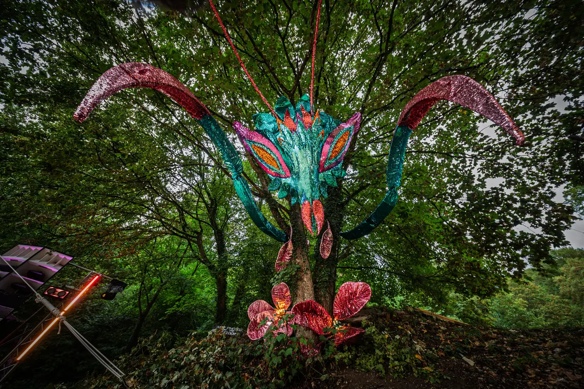 Leuchtende Kunstinstallation an einem Baum