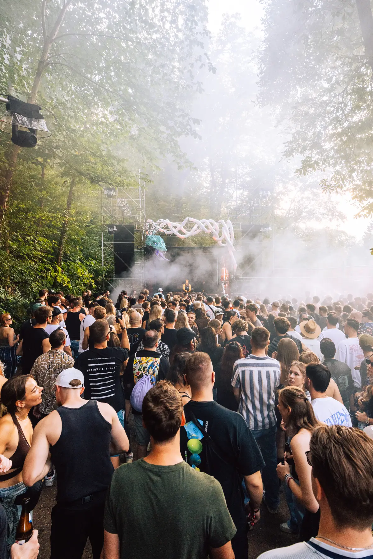 Crowd im Nebel zwischen den Bäumen