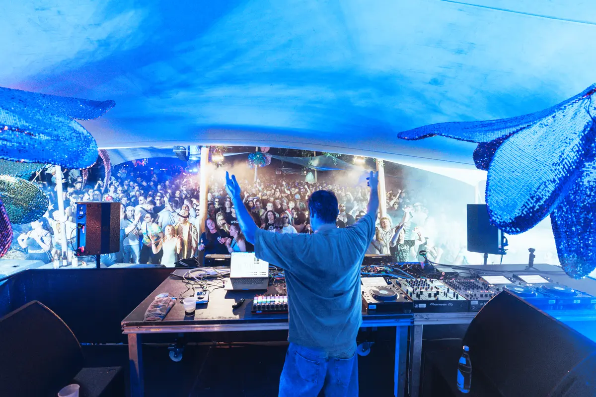 DJ unter dem blauen Segel