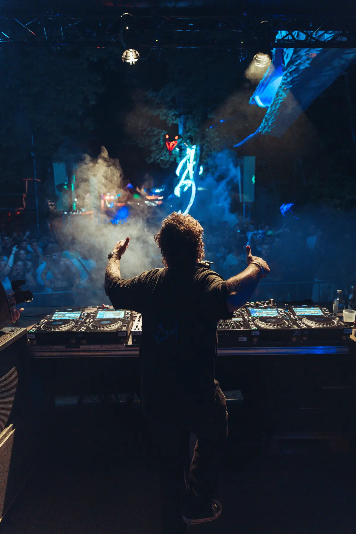 DJ-Silhouette im blauen Licht