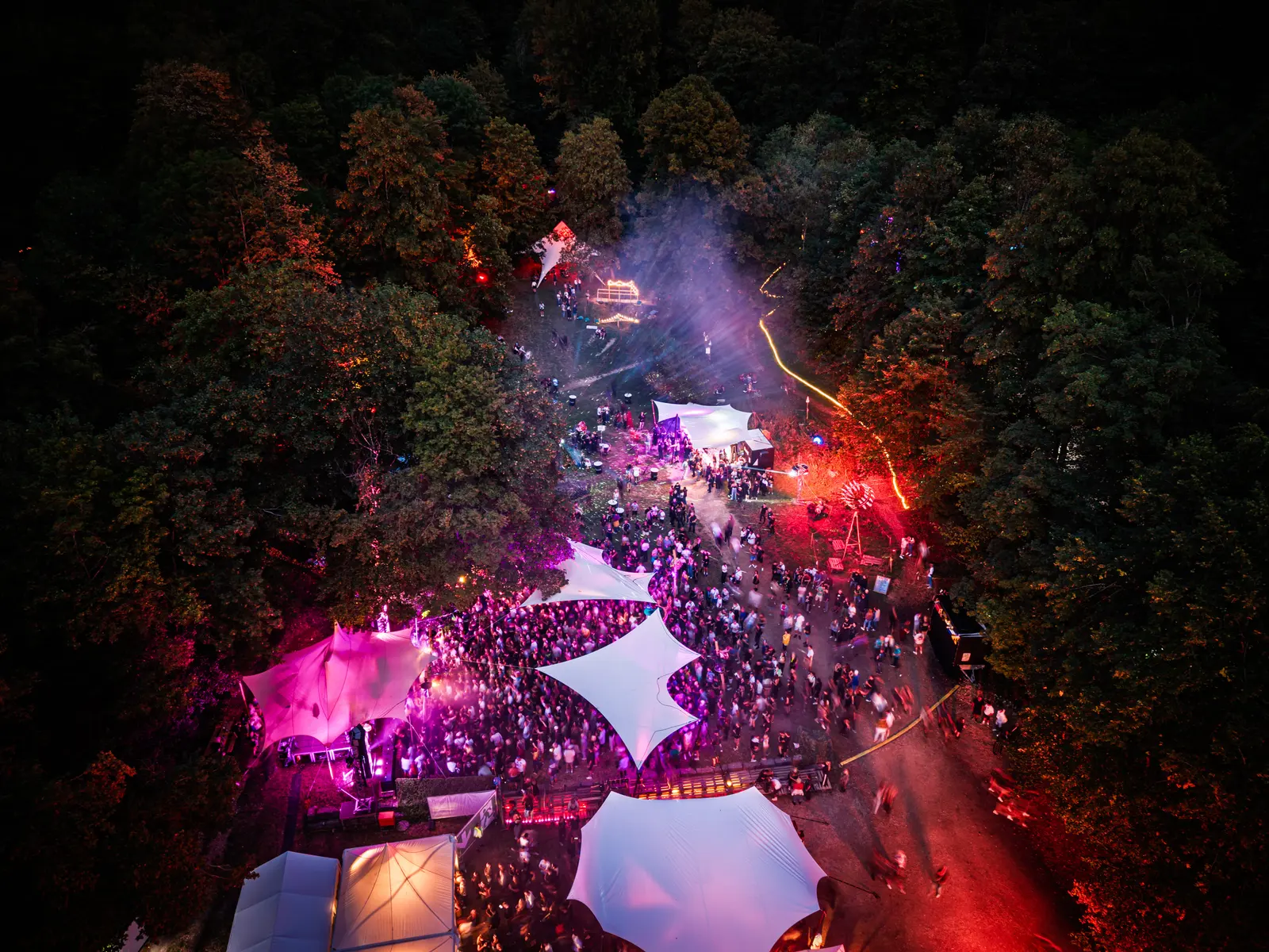WmG Festival 2026 – das Gelände bei Nacht aus der Luft