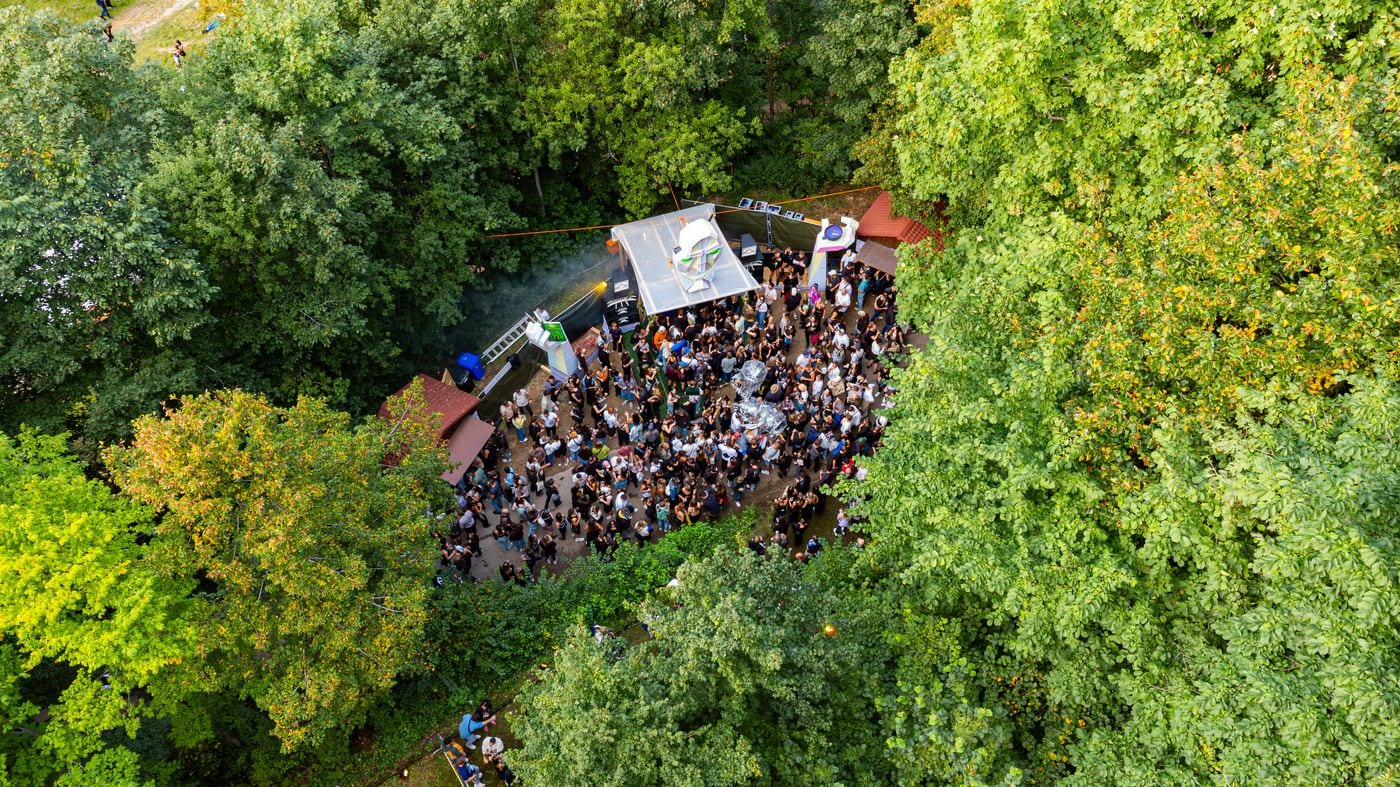 Luftaufnahme des Wasser mit Geschmack Festivals in der Stellung, eingebettet in den Wald bei Heubach